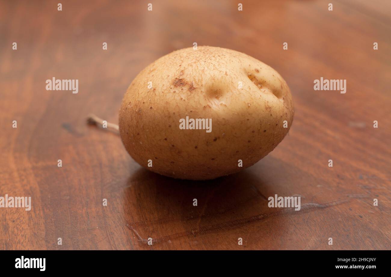 Comedy Maus geformte Kartoffel auf Küche Arbeitsplatte Stockfoto