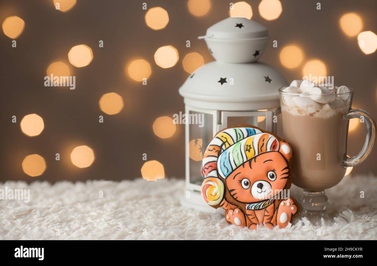 Gemütliche Winterurlaub Hintergrund mit Lebkuchen-Cookies Tiger - Symbol des neuen Jahres 2022 Stockfoto