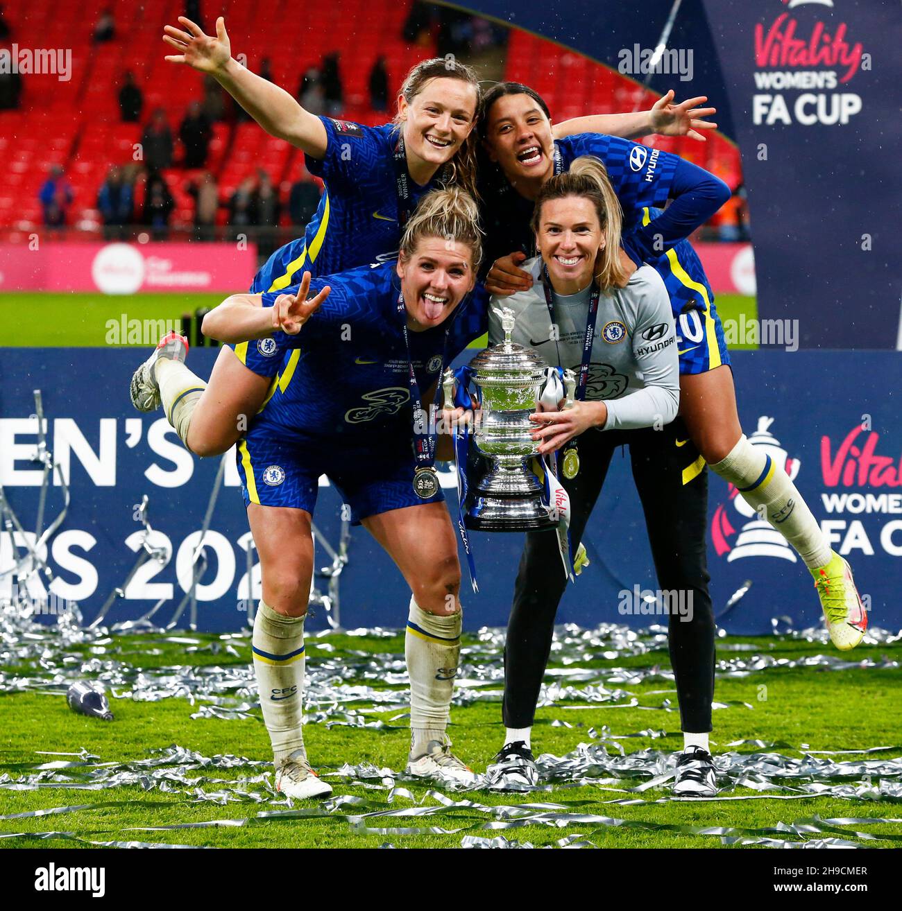 LONDON, England - 05. DEZEMBER: Millie Bright, Erin Cuthbert, Carly Telford und Sam Kerr aus Chelsea heben die Vitality Women's FA Cup Trophy nach ihrer Stockfoto