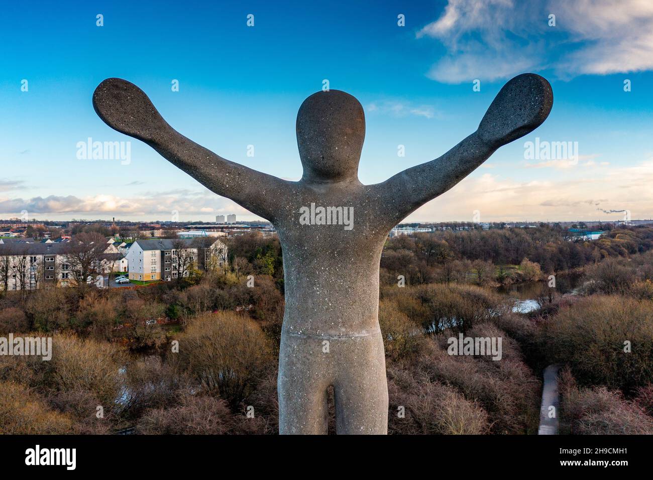 Glasgow, Schottland, Großbritannien. 6th. Dezember 2021. In Glasgow wurde eine neue Skulptur errichtet, die an die Rolle Glasgows als Gastgeber des diesjährigen Klimagipfels COP26 erinnert. Die 23 Meter hohe Hope Sculpture des Künstlers Steuart Padwick liegt am Fluss Clyde in Cuningar Loop in Rutherglen und soll ein Gefühl des Optimismus gegenüber den Herausforderungen wecken, die vor uns liegen, um dem Klimawandel zu begegnen. Iain Masterton/Alamy Live News. Stockfoto