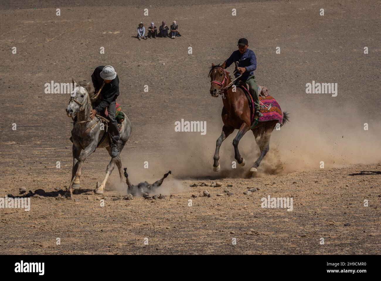 Reiter, die im August 2019 beim Murghab Horse Festival in Tadschikistan im traditionellen Sport „ulak-tartysh-buzkashi“ - Ziegenpolo - gegeneinander antreten Stockfoto