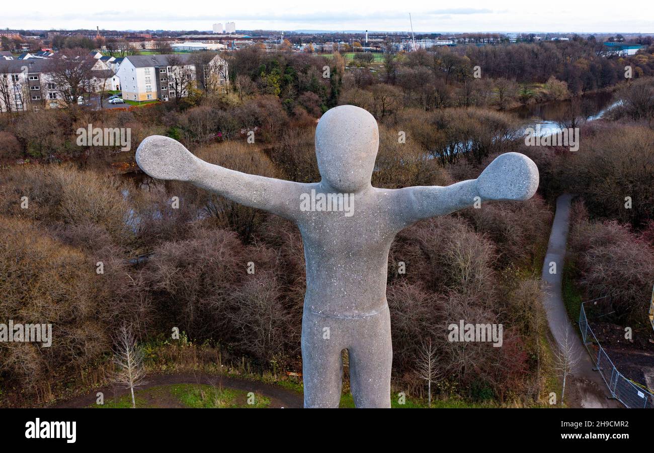 Glasgow, Schottland, Großbritannien. 6th. Dezember 2021. In Glasgow wurde eine neue Skulptur errichtet, die an die Rolle Glasgows als Gastgeber des diesjährigen Klimagipfels COP26 erinnert. Die 23 Meter hohe Hope Sculpture des Künstlers Steuart Padwick liegt am Fluss Clyde in Cuningar Loop in Rutherglen und soll ein Gefühl des Optimismus gegenüber den Herausforderungen wecken, die vor uns liegen, um dem Klimawandel zu begegnen. Iain Masterton/Alamy Live News. Stockfoto