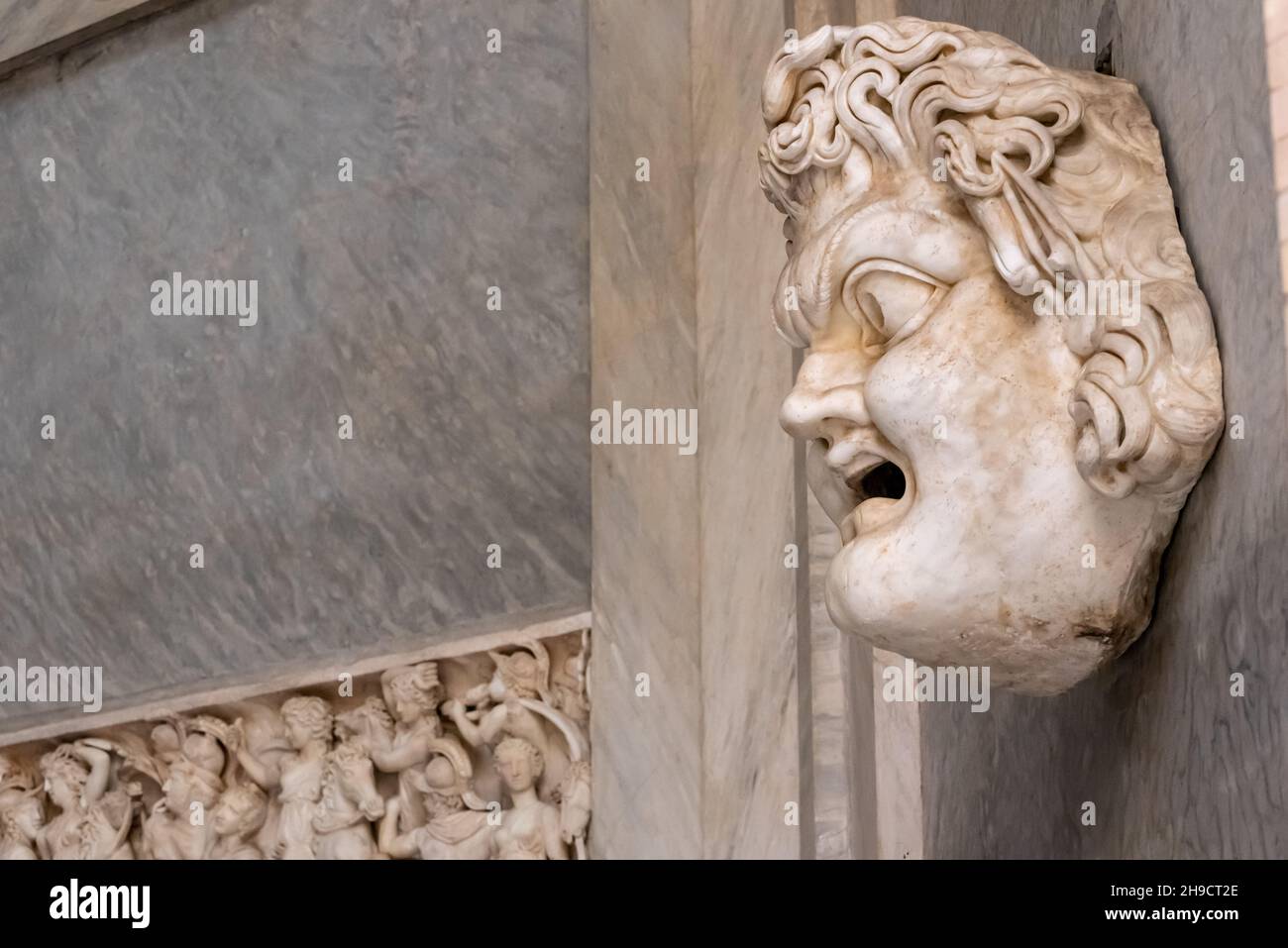 Nahaufnahme des Profils einer antiken römischen Maske, die ein wütendes männliches Gesicht darstellt Stockfoto