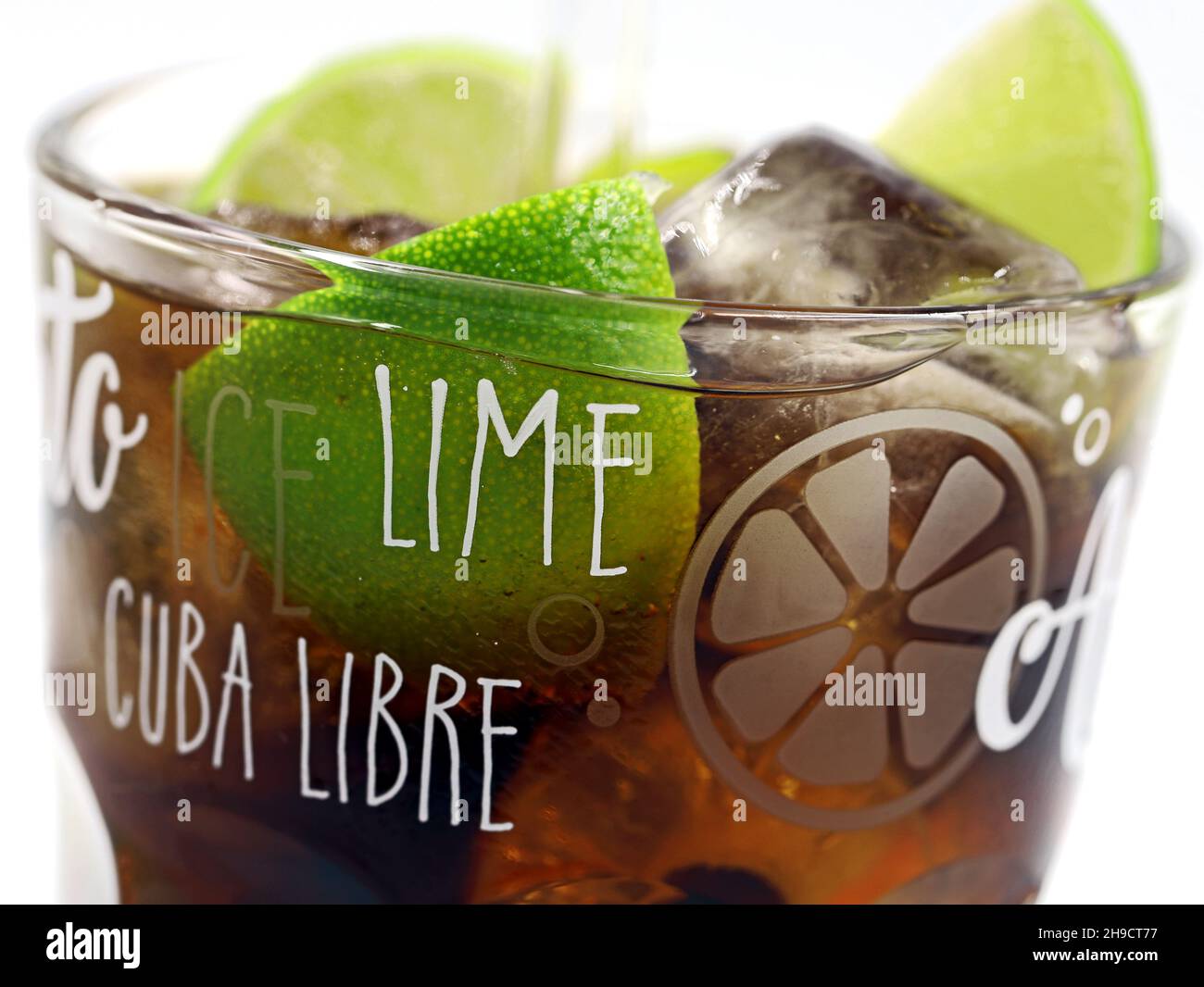 Kaltes cuba Libre Getränk in Cocktailglas auf weißem Hintergrund, Nahaufnahme Stockfoto