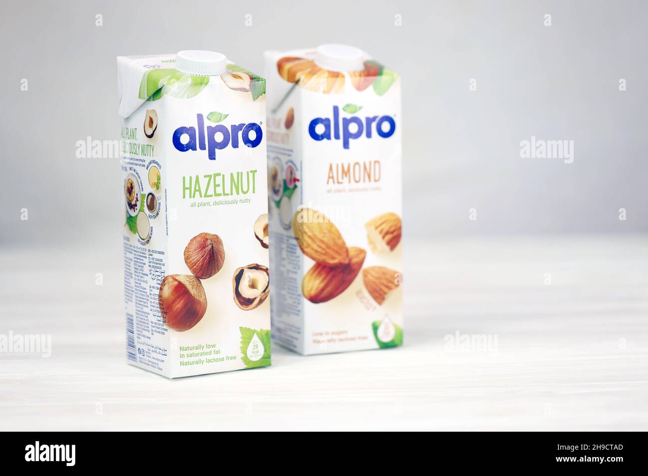 KHARKOV, UKRAINE - 2. JULI 2020: Alpro-Milchpackungen für Mandeln und Haselnüsse, hergestellt von einem europäischen Unternehmen mit Sitz in Wevelgem, Belgien Stockfoto
