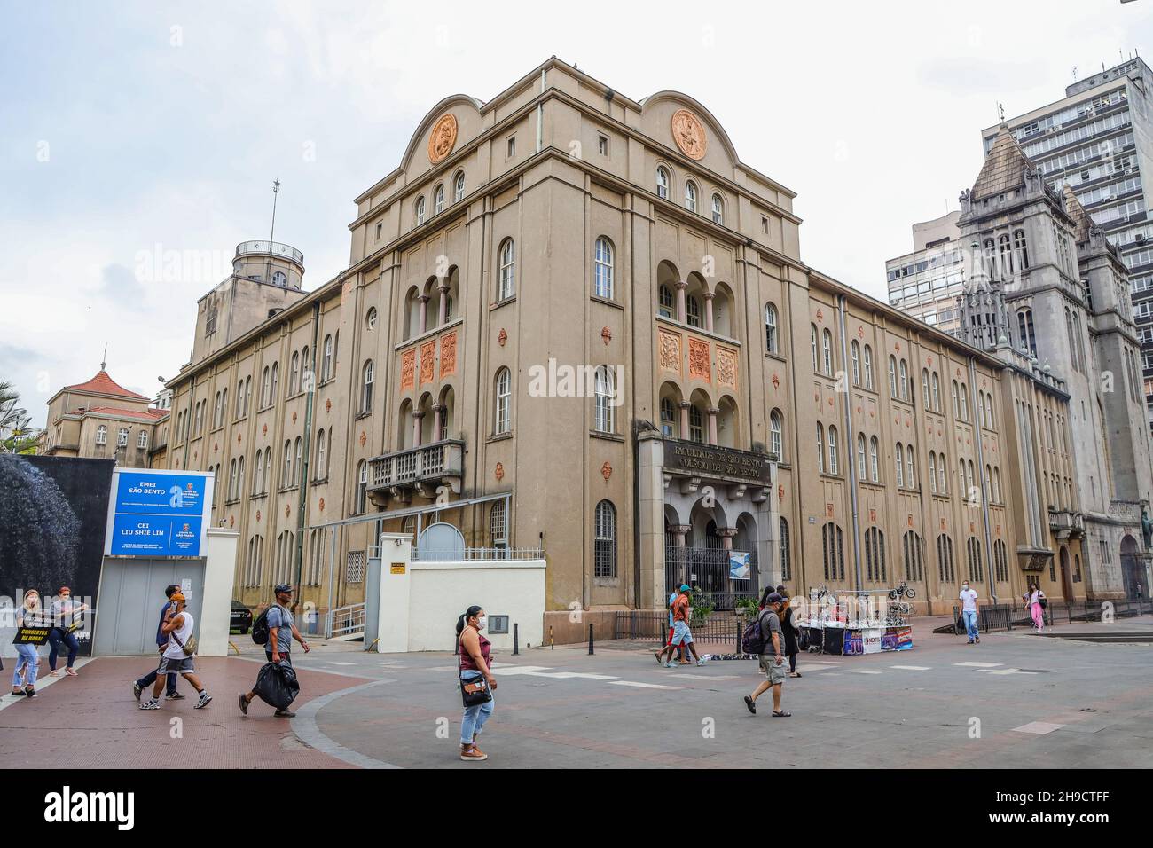 Blick auf das Kloster von São Bento eine historische und religiöse Stätte in Largo de São Bento, im Zentrum der Stadt São Paulo, Brasilien. Hier befindet sich eine Sammlung der Abtei Nossa Senhora da Assunção, des Kollegiums von São Bento und der Fakultät von São Bento. Papst Benedikt XVI. War bei seinem Besuch in Brasilien im Mai 2007 hier. (Foto: Vanessa Carvalho/Brazil Photo Press) Quelle: Brazil Photo Press/Alamy Live News Stockfoto