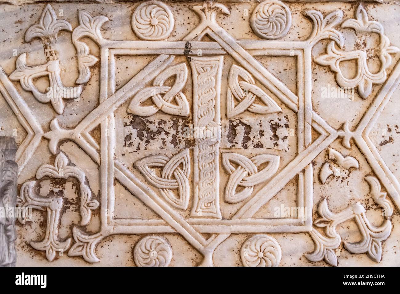 Nahaufnahme der geschnitzten Marmorwand mit mittelalterlichem Muster Stockfoto