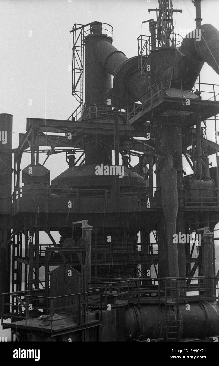 Stettin, 1947-09. Niemiecka huta Kratzwick, przejêta przez pañstwo polskie w maju 1946 r., produkuj¹ca surówki ¿elaza. Pocz¹tkowo przedsiêbiorstwo w³¹czono do Gliwickich Zak³adów Hutniczych, od 1950 r. funkcjonowa³o jako odrêbne przedsiêbiorstwo pod nazw¹ Huta Szczecin. NZ. wielki piec martenowski. po/mgs PAP Dok³adny dzieñ wydarzenia nieustalony. Szczecin, September 1947. Die deutsche Kratzwick Steelmill wurde im Mai 1946 von der polnischen Regierung übernommen. Die eisenproduzierende Anlage wurde erstmals in das Stahlwerk Gliwice aufgenommen und wurde 1950 als Stettin-Stahlmühle gegründet. Pi Stockfoto