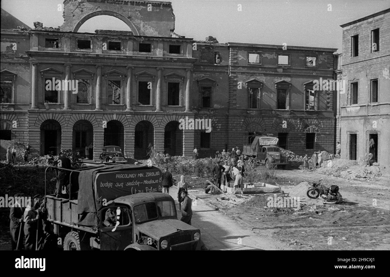 Warszawa, 1947-09. PRACE porz¹dkowo-budowlane podczas Miesi¹ca Odbudowy Warszawy. NZ. Pracownicy Ministerstwa Zdrowia usuwaj¹ gruz z dziedziñca pa³acu Paca (Radziwi³³ów) - przysz³ej siedziby ministerstwa. po/mgs PAP Dok³adny dzieñ wydarzenia nieustalony. Warschau, September 1947. Bestellung und Bauarbeiten während des Wiederaufbaus des Warschauer Monats. Im Bild: Das Personal des Gesundheitsministeriums, das Trümmer von der Vorderseite von Pac (Radziwill) pallace entfernt - weiteres Ministerium Hauptquartier. po/mgs PAP Stockfoto