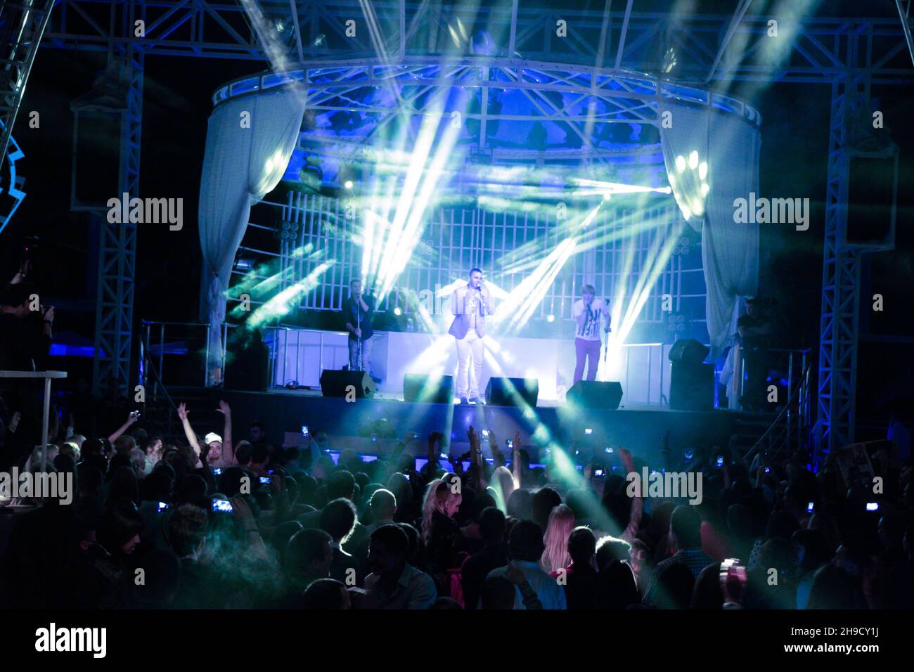 Odessa, Ukraine 31. August 2013: Nachtclub dj Party Menschen genießen Musik tanzen Sound mit buntem Licht mit Smoke Machine und Lichter Show. Hände Stockfoto