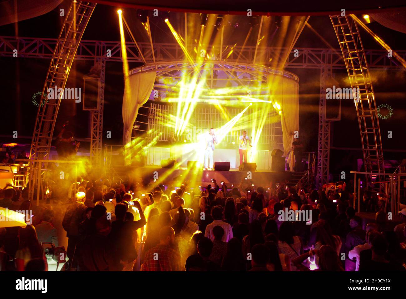 Odessa, Ukraine 31. August 2013: Nachtclub dj Party Menschen genießen Musik tanzen Sound mit buntem Licht mit Smoke Machine und Lichter Show. Hände Stockfoto