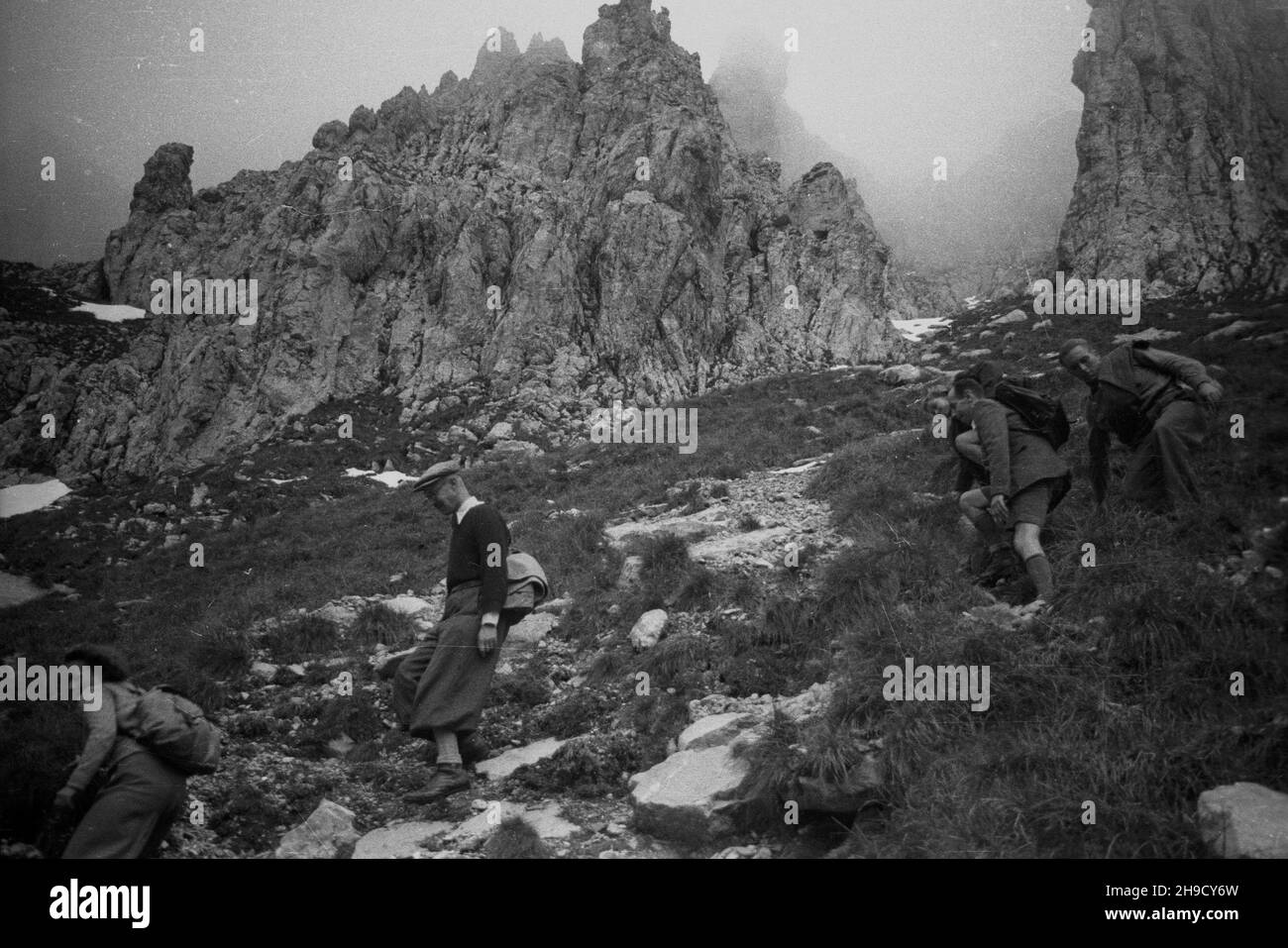 Zakopane, 1947-09. Tatry Zachodnie. NZ. turyœci na wschodnim zboczu Kasprowej Doliny w drodze na szczyt Kasprowy Wierch. po/mgs PAP Dok³adny dzieñ wydarzenia nieustalony. Zakopane, September 1947. Westliche Tatra. Im Bild: Touristen, die den Kasprowy Wierch Berg besteigen. po/mgs PAP Stockfoto