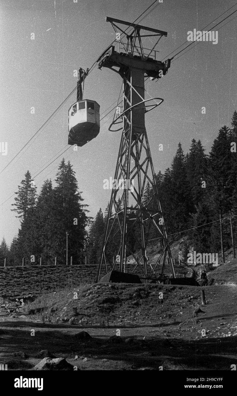 Zakopane, 1947-09. Tatry Zachodnie. NZ. Wagonik i podpora kolejki linewej na Kasprowy Wierch, zbudowanej w 1936. po/mgs PAP Dok³adny dzieñ wydarzenia nieustalony. Zakopane, September 1947. Westliche Tatra. Kasprowy Wierch Bergbahn, Baujahr 1936. po/mgs PAP Stockfoto