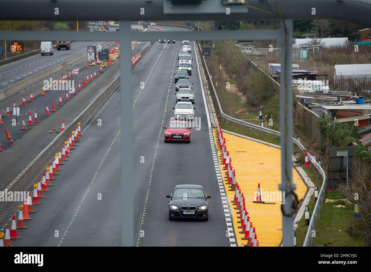 Slough, berkshire, Großbritannien. 5th. Dezember 2021. Ein neues Notschutzgebiet am M4. Viele Autofahrer sind besorgt, dass die harte Schulter entfernt und durch seltene Nothilfebereiche ersetzt wurde. Der M4 wird zu einer All Lanes Running Digital Smart Motorway ausgebaut, die keine harte Schulter mehr hat, sondern zeitweise Schutzgebiete für Pannenausfälle hat. In den vergangenen fünf Jahren sind in Großbritannien 38 Menschen auf intelligenten Autobahnen ums Leben gekommen. Eine Aktualisierung der Smart Motorway auf dem M3 wurde nach einer Sicherheitsuntersuchung ausgesetzt. Quelle: Maureen McLean/Alamy Stockfoto