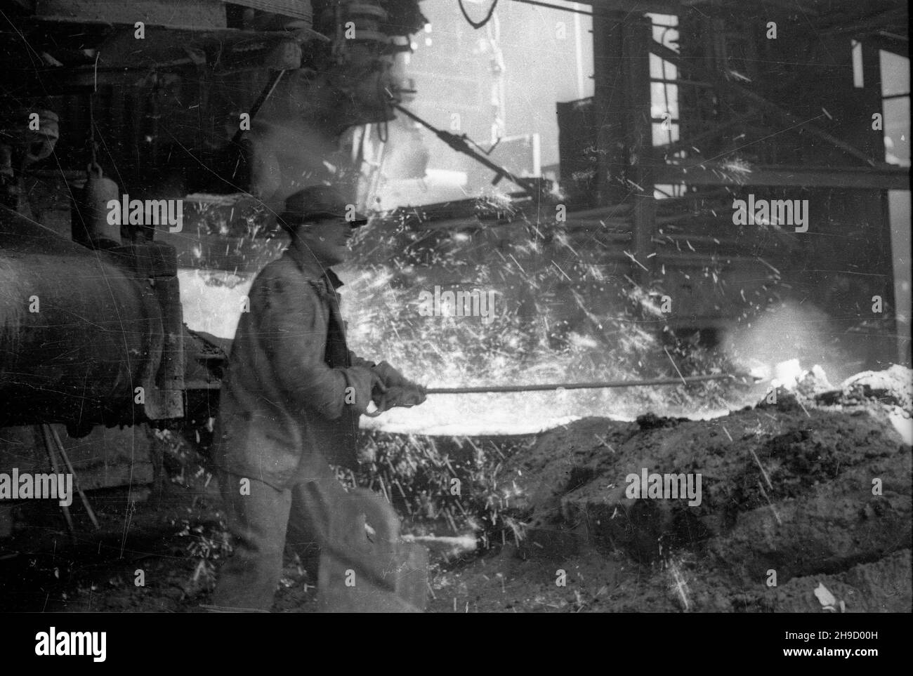 Polska, 1947-09. Hutnik przy piecu podczas spustu surówki. bk/mgs PAP Dok³adny dzieñ wydarzenia nieustalony. Polen, 1947. September. Ein Metallurge an einem Ofen während des Hochofens heisses Metall. bk/mgs PAP Stockfoto