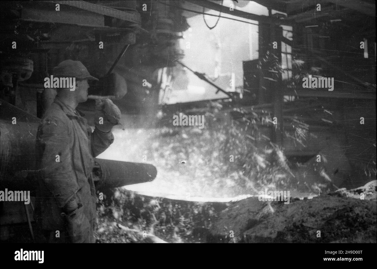 Polska, 1947-09. Hutnik przy piecu podczas spustu surówki. bk/mgs PAP Dok³adny dzieñ wydarzenia nieustalony. Polen, 1947. September. Ein Metallurge an einem Ofen während des Hochofens heisses Metall. bk/mgs PAP Stockfoto