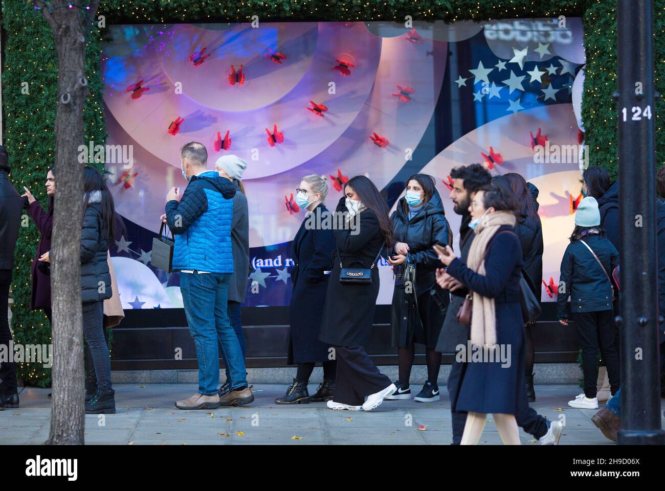 Vor dem Kaufhaus Selfridges stehen die Käufer Schlange, während die Menschen am ersten Samstag auf der Oxford Street im Zentrum Londons spazieren. Stockfoto