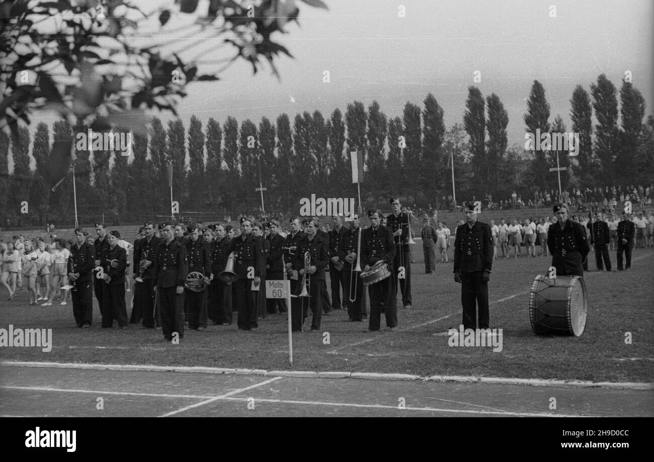 Zabrze, 1947-09. Stadion miejski (od 1948 r. Stadion Klubu Sportowego Górnik Zabrze). Sportowe wspó³zawodnictwo górnicze z udzia³em uczniów œl¹skich szkó³ przysposobienia przemys³owego. NZ. Pokazy na rozpoczêcie zawodów i wystêp orkiestry junaków. bk/mgs PAP Dok³adny dzieñ wydarzenia nieustalony. Zabrze, September 1947. Das Stadtstadion (ab 1948 das Stadion des Gornik Zabrze Sports Club). Miner-Sportwettbewerb mit Beteiligung von Schülern der schlesischen Berufsbildungsschulen. Im Bild: Eine Show zu Beginn des Wettbewerbs und die Aufführung eines Schülerbergwerks Stockfoto