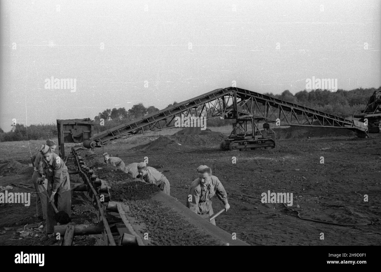 Zabrze, 1947-09. Uczniowie Szko³y Przysposobienia Przemys³owego nr 4 kszta³c¹cej na potrzeby Ministerstwa Przemys³u i Handlu. NZ. praca przy transporterze taœmowym na terenie kopalni wêgla kamiennego Makoszowy. bk/mgs PAP Dok³adny dzieñ wydarzenia nieustalony. Zabrze, September 1947. Berufsschule für die Industrie Nr. 4, die junge Bergleute für die Bedürfnisse des Industrie- und Handelsministeriums unterrichtet. Im Bild: Ausbildung in der Steinkohlemine Makoszowy. bk/mgs PAP Stockfoto