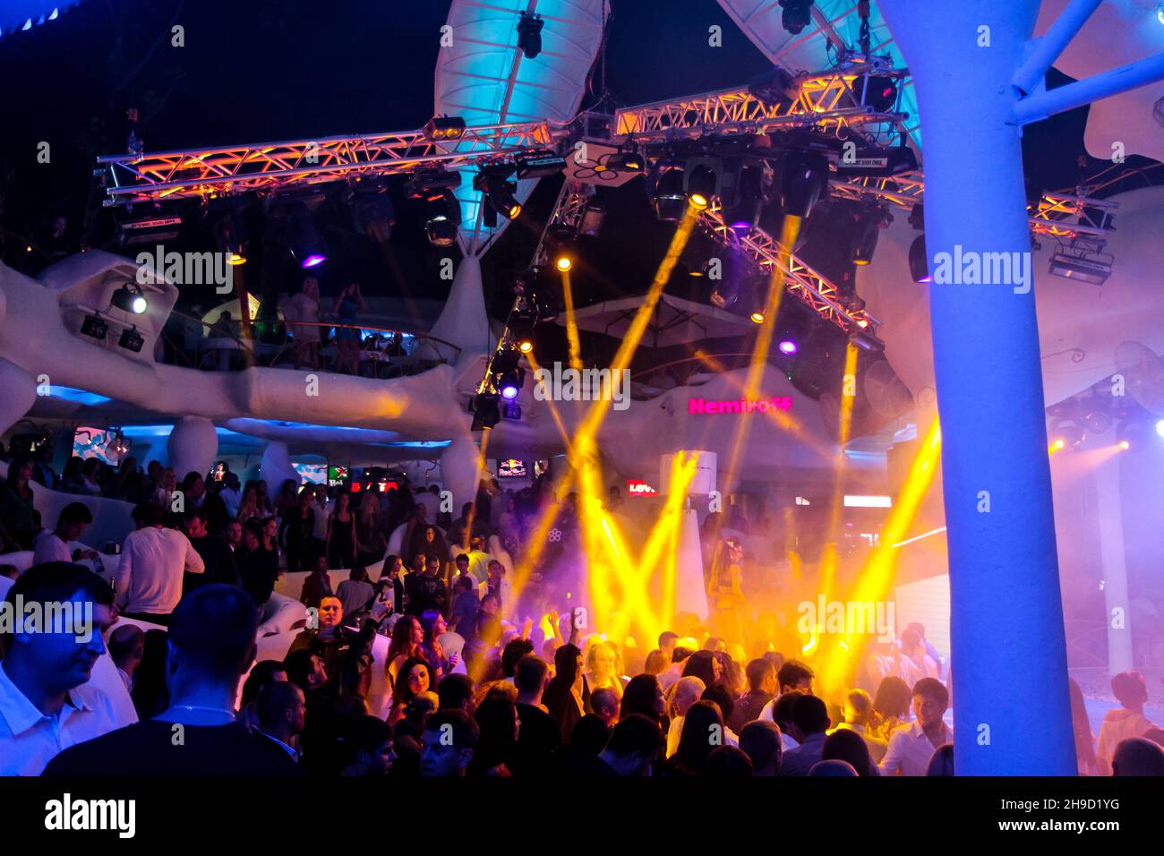 Odessa, Ukraine 1. September 2013: Nachtclub auf Ibiza. Nachtclub dj Party Menschen genießen Musik tanzen Sound mit buntem Licht mit Smoke Machine an Stockfoto