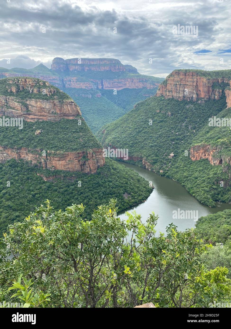 Fluss im Herzen der Berge Stockfoto
