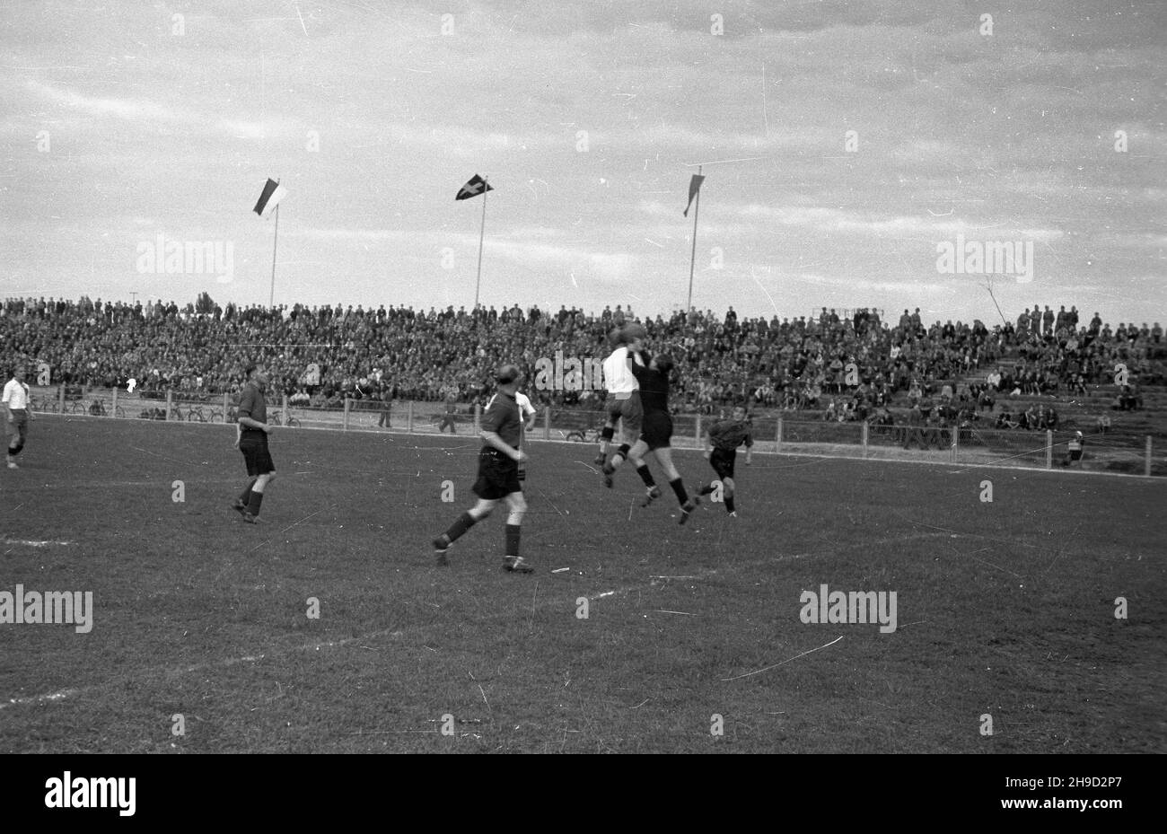 Warszawa, 1947-09-06. Mecz pi³karski miêdzy Reprezentacj¹ Robotnicz¹ Warszawy a szwajcarskim klubem Swiss Club Basel (FCB Basel) z Bazylei. Polacy wygrali spotkanie 5:0. NZ. akcja w polu bramkowym. po/ms PAP Warschau, 6. September 1947. Ein Fußballspiel zwischen dem Warsaw Worker Team und dem Swiss Club Basel (FCB Basel). Pole gewann 5 zu 0. Bild: Eine Aktion vor dem Torfeld. po/ms PAP Stockfoto