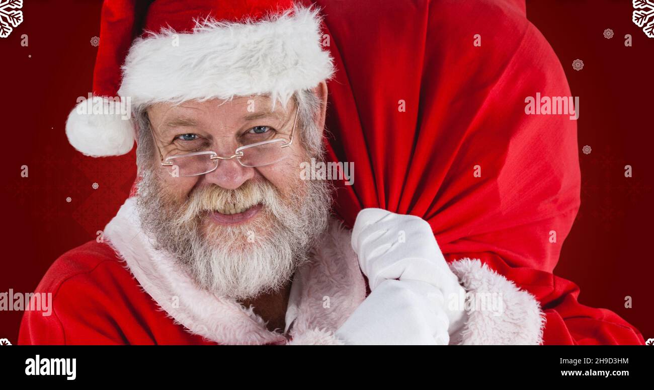 Porträt des glücklichen weihnachtsmanns Tragetasche vor kastanienbraunen Hintergrund Stockfoto