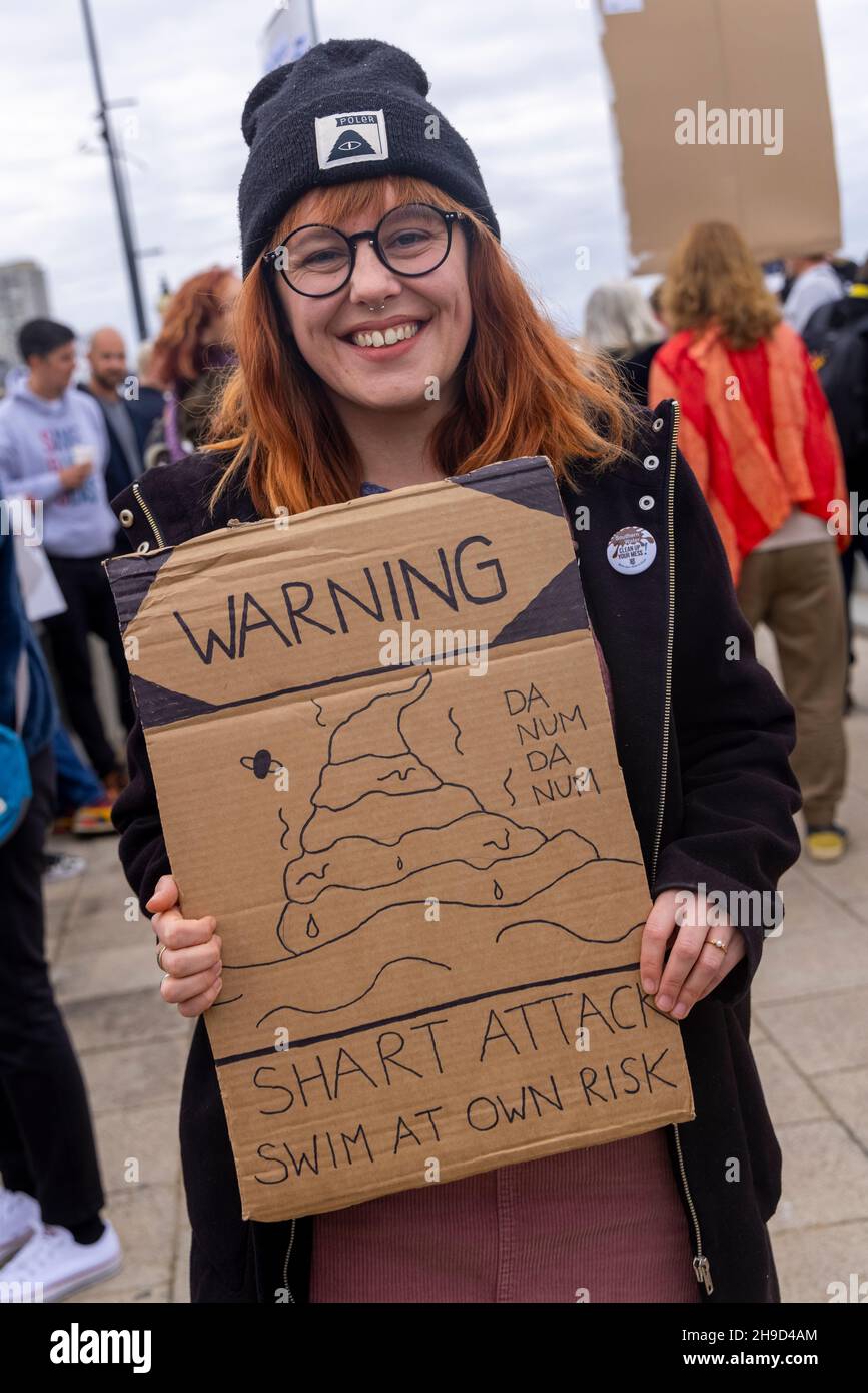 Protestierende in Margate demonstrieren gegen mehrfache Freisetzung von unbehandeltem Abwasser durch Südwasser, Oktober 2021. Diese Freisetzungen haben bei zahlreichen Gelegenheiten zur Schließung der Strände von Thanet geführt. Stockfoto
