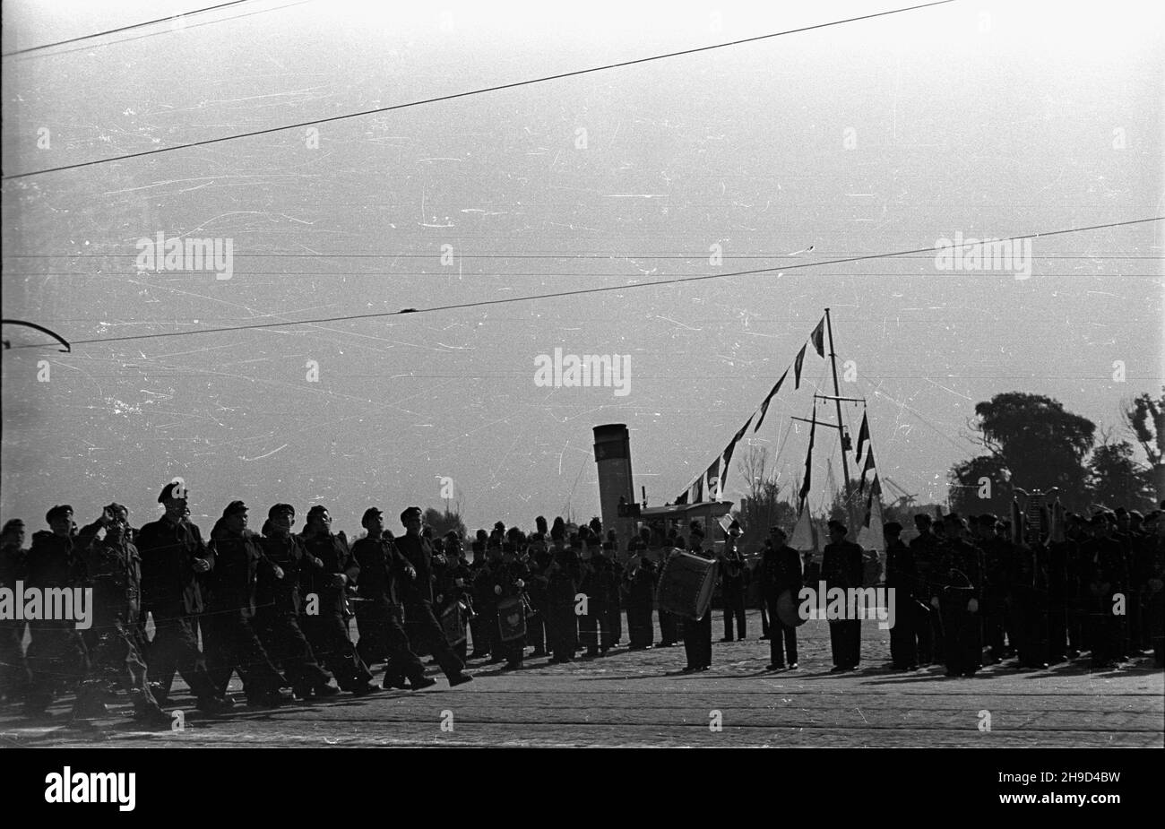 Stettin, 1947-09-07. Trzeci Zjazd Przemys³owy Ziem Odzyskanych. NZ. Defilada na Wa³ach Chrobrego. Maszeruj¹ uczniowie szkó³ przysposobienia przemys³owego. Z prawej orkiestra Górnicza. po/ms PAP Stettin, 7. September 1947. Der Industriekongress der wiedergewonnenen Territorien von 3rd. Im Bild: Industrieschüler ziehen am Chrobry-Ufer entlang. Miner's Orchestra von rechts. po/ms PAP Stockfoto