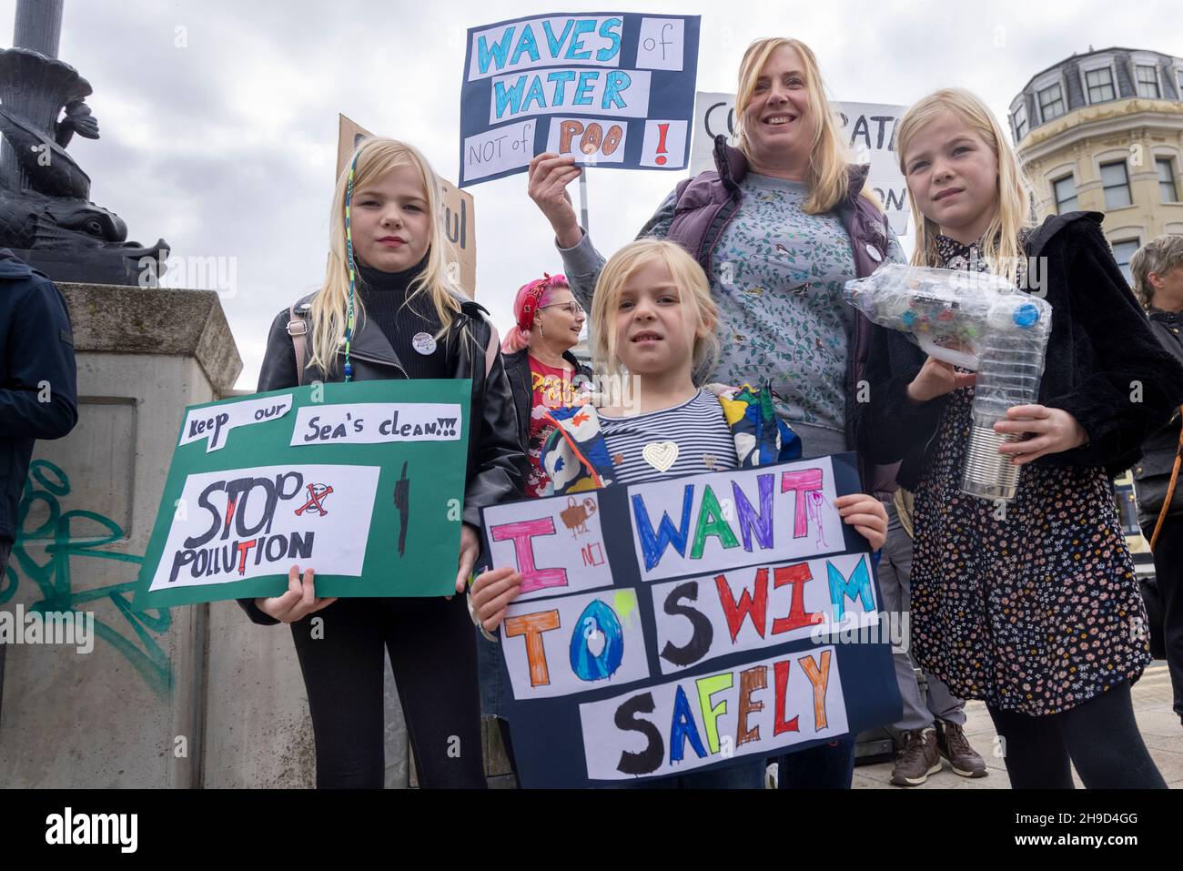 Protestierende in Margate demonstrieren gegen mehrfache Freisetzung von unbehandeltem Abwasser durch Südwasser, Oktober 2021. Diese Freisetzungen haben bei zahlreichen Gelegenheiten zur Schließung der Strände von Thanet geführt. Stockfoto
