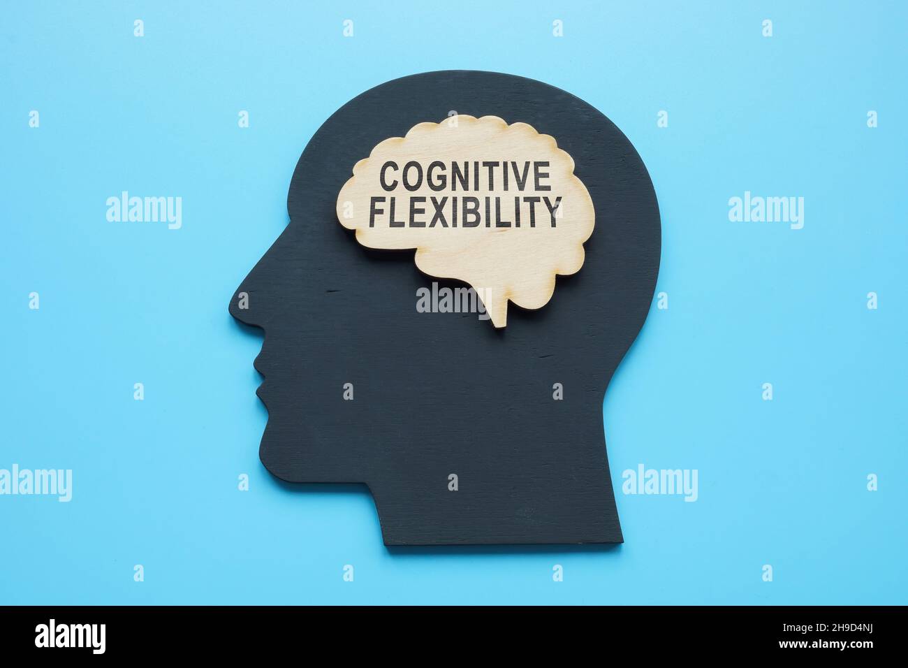 Hölzerne Gehirnform mit Wörtern kognitive Flexibilität. Stockfoto