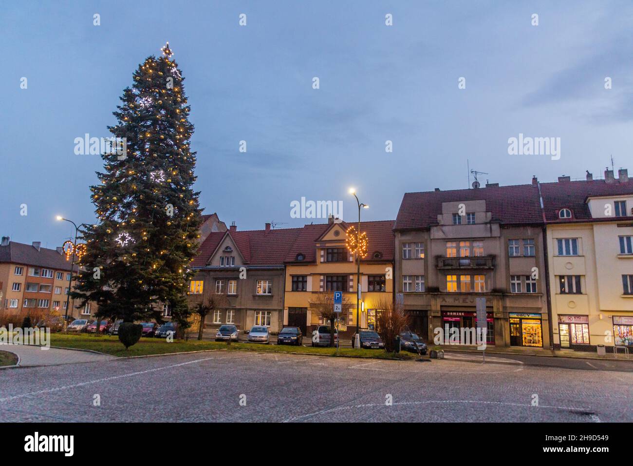 LYSA NAD LABEM, TSCHECHIEN - 23. DEZEMBER 2019: Abendansicht des Husovo namesti Platzes in Lysa nad Labem, Tschechische Republik Stockfoto