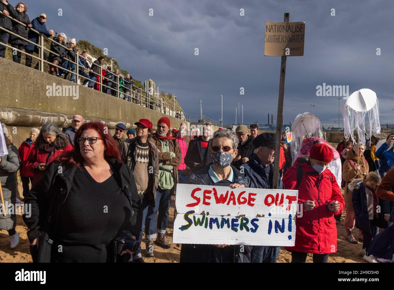 Protestierende in Ramsgate demonstrieren gegen mehrfache Freisetzung von unbehandeltem Abwasser durch Südwasser, Oktober 2021. Diese Freisetzungen haben bei zahlreichen Gelegenheiten zur Schließung der Strände von Thanet geführt. Stockfoto