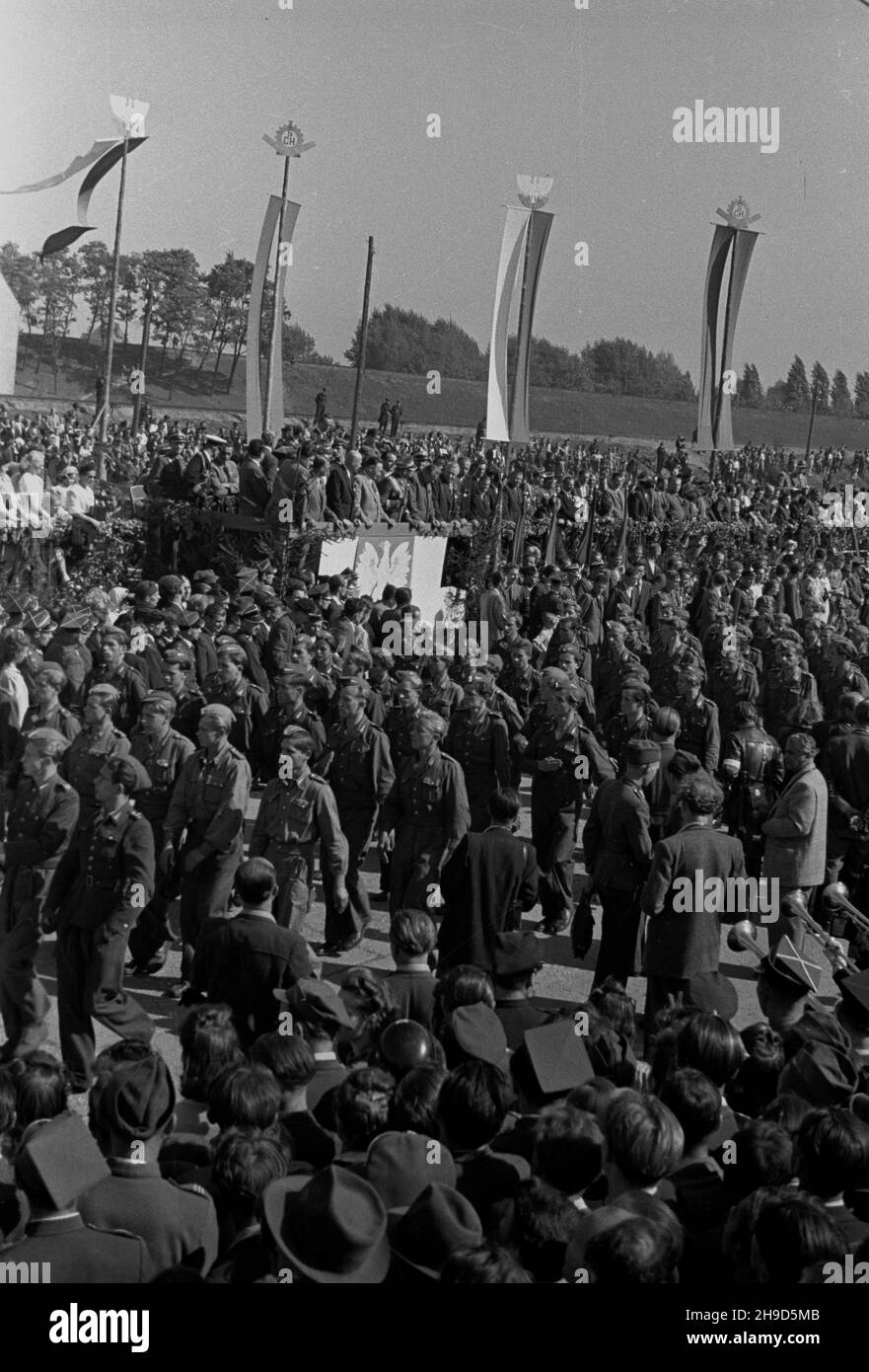 Opole, 1947-09-14. Ogólnopolskie obchody œwiêta do¿ynek. NZ. Defilada junaków Przysposobienia Rolniczego i Wojskowego na miejskich b³oniach. Na trybunie honorowej widoczni w pierwszym rzêdzie: wojewoda œl¹sko-d¹browski Aleksander Zawadzki (2L), Premier Józef Cyrankiewicz (3L), Prezydent Boles³aw Bierut (4L), marsza³ek Micha³ Rola-¯ymierski (5L), wicepremier Antoni Korzycnycki (6L), Minister rolnictwa i Kocio³, Janopusz D¹b Reform (7L). Ch³opskiej Stanis³aw 8L W drugim rzêdzie wiceminister rolnictwe Stanis³aw Tkaczow (1L). po/pp PAP Opole, 14. September 1947. Entfällt Stockfoto