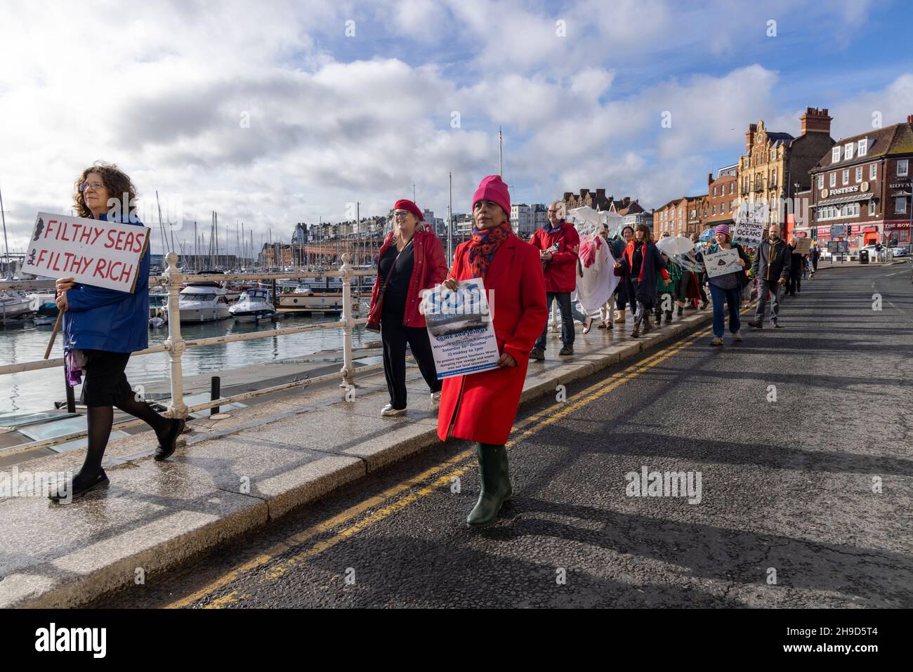 Protestierende in Ramsgate demonstrieren gegen mehrfache Freisetzung von unbehandeltem Abwasser durch Südwasser, Oktober 2021. Diese Freisetzungen haben bei zahlreichen Gelegenheiten zur Schließung der Strände von Thanet geführt. Stockfoto