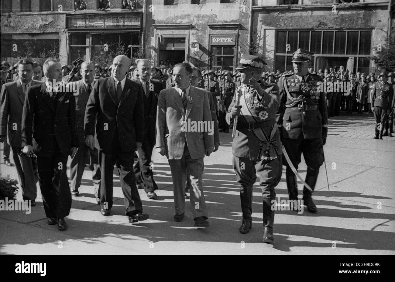 Opole, 1947-09-14. Ogólnopolskie obchody Œwiêta Plonów, do¿ynki. Przedstawiciele w³adz pañstwowych uczestnicz¹ w uroczystej promocji oficerskiej. Nz. NZ. Widoczni od prawej: gen. Stanis³aw Pop³awski, marsza³ek Micha³ Rola-¯ymierski, Minister rolnictwa i Reform rolnym Jan D¹b-Kocio³, wojewoda œl¹sko-d¹browski Aleksander Zawadzki, prezydent Boles³aw Bierut, prezes Samopomocy Ch³opskiej Stanis³aw Janusz, Premier Józef Cyrankiewicz, wicepremier Antoni Korzycki. po/mgs PAP Opole, 14. September 1947. Nationale Erntefeiern. Regierungsbeamte nehmen an einer militärischen Zeremonie Teil. Bild von rechts Stockfoto