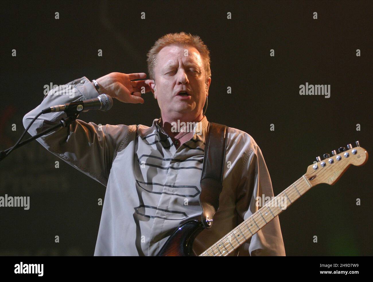 Oberhausen, Deutschland. 06th Dez 2021. John MILES stirbt im Alter von 72 Jahren Archiv Credit: John MILES, GB, Saenger, Musiker, bei einem Konzert, 12/05/2004./dpa/Alamy Live News Stockfoto