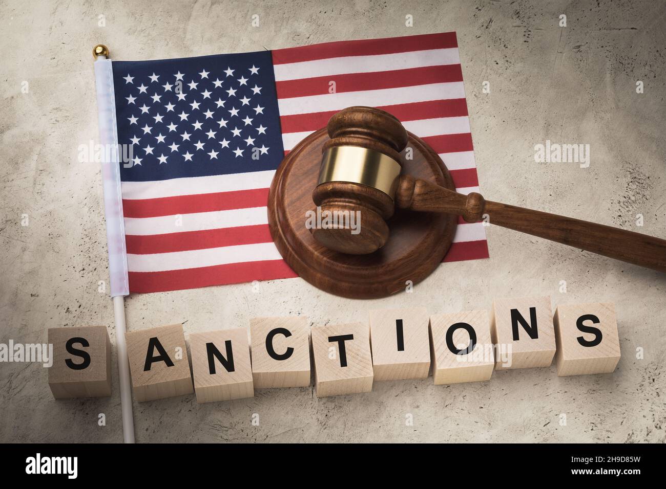 Amerikanische Flagge, Richterhammer und Holzwürfel mit Text, Konzept zum Thema USA-Sanktionen Stockfoto