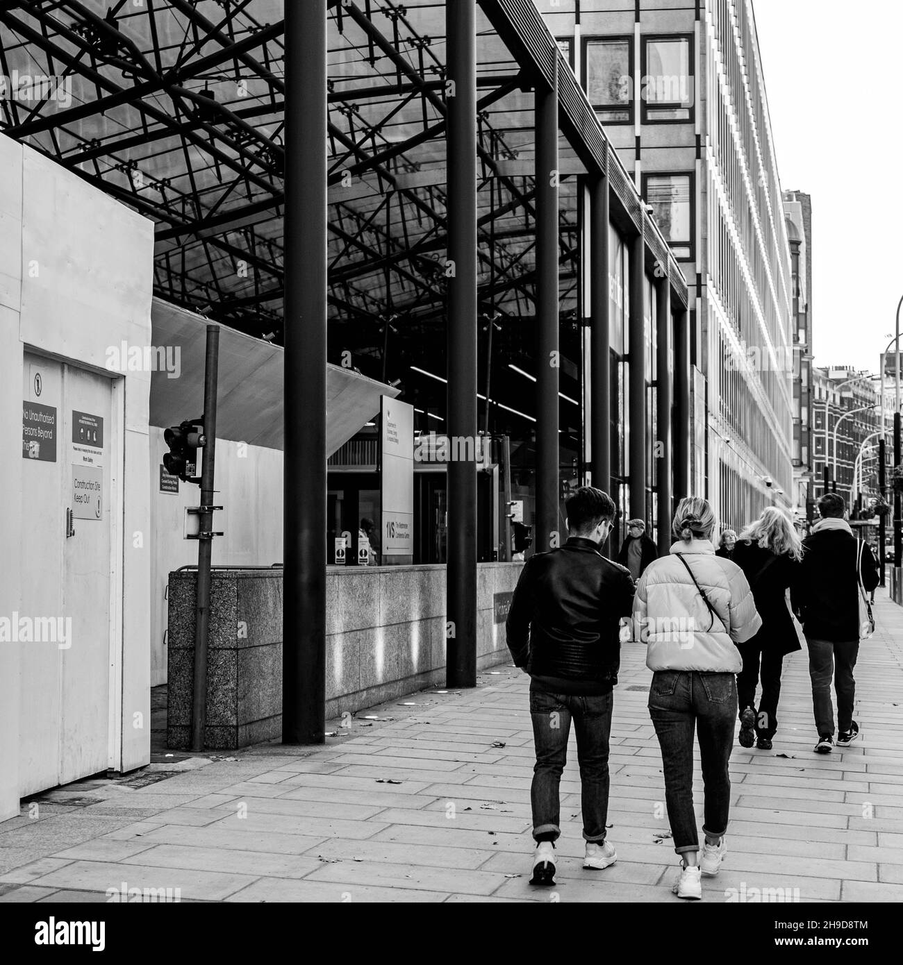 Victoria London, Großbritannien, November 7 2021, Eine kleine Gruppe von Menschen oder Fußgängern, die die Victoria Street London entlang laufen Stockfoto