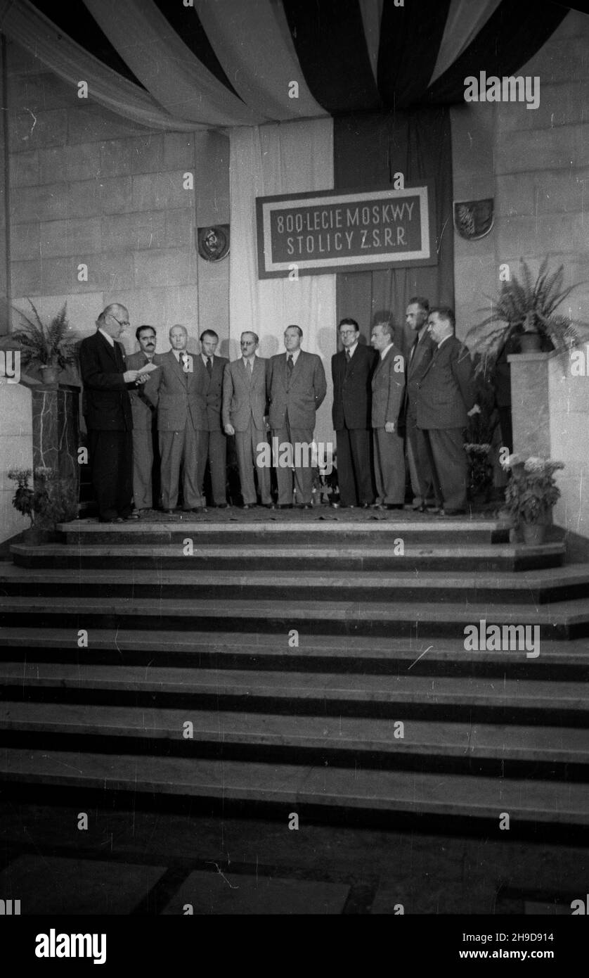 Warszawa, 1947-09-20. Muzeum Narodowe. Otwarcie wystawy pt. 800 Lecie Moskwy - Stolicy ZSRR. NZ. m.in. Wicedyrektor muzeum prof. Kazimierz Micha³owski (przemawia), wiceminister lasów Stanis³aw Tkaczow (2L), radca ambasady ZSRR Jakowlew (3L), Minister odbudowy prof. Micha³ Kaczorowski (5L), Wicepremier Antoni Korzycki (6L), Minister kultury i sztuki Stefan Dybowski (7L), Prezydent Warszawy Stanis³aw To³wiñski (1P). bk/mgs PAP Warschau, 20. September 1947. Nationalmuseum. Eröffnung der Ausstellung '800th Jahre Moskau - die Hauptstadt der Sowjetunion'. Im Bild: der stellvertretende Direktor des museums, prof. Kaz Stockfoto