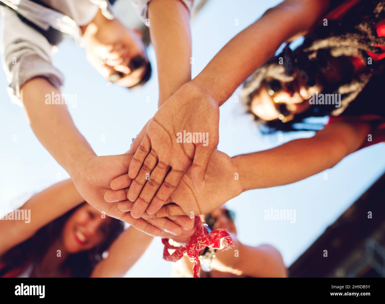 Freundschaftsziele. Schüttelt die Hände in der Mitte des Fotos zusammen. Stockfoto