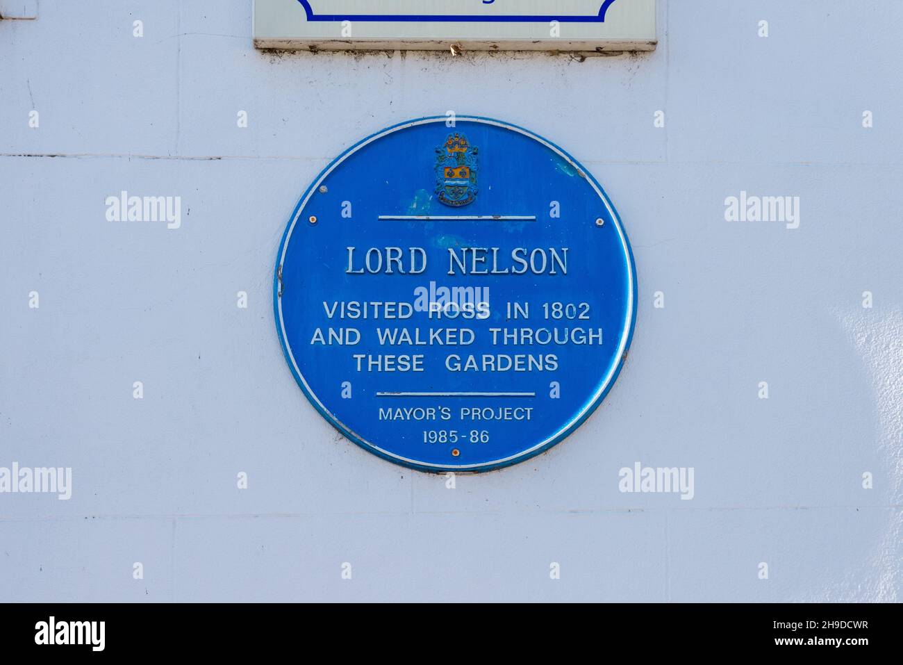 Blaue Gedenktafel an einer Wand in Ross-on-Wye, Herefordshire, die besagt, dass Lord Nelson Ross 1802 besucht und durch diese Gärten spaziert hat Stockfoto