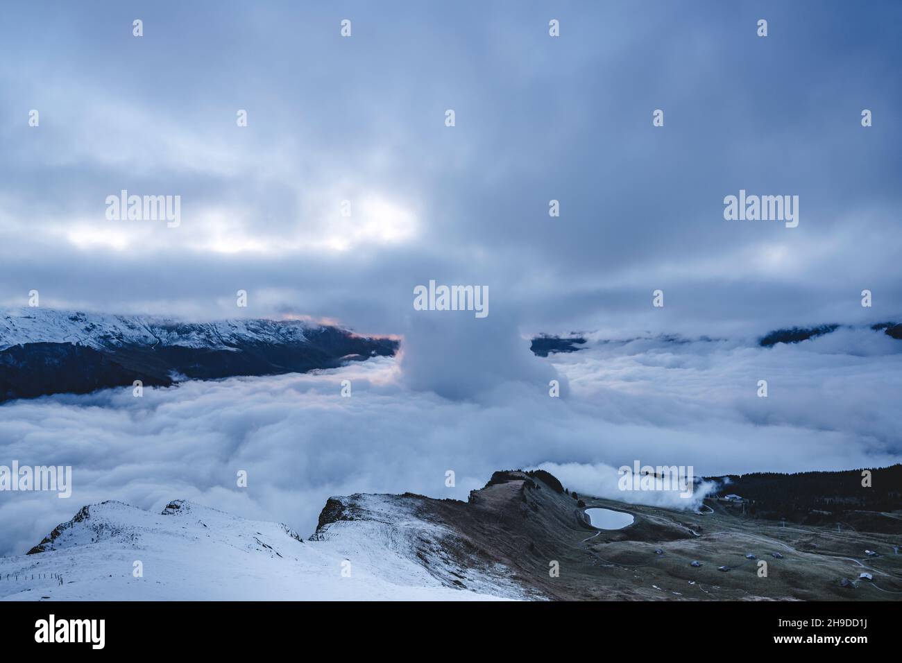 Nebliger Himmel bei Sonnenaufgang über Berggipfeln und Grindelwald, Mannlichen, Jungfrau Region, Kanton Bern, Schweiz Stockfoto