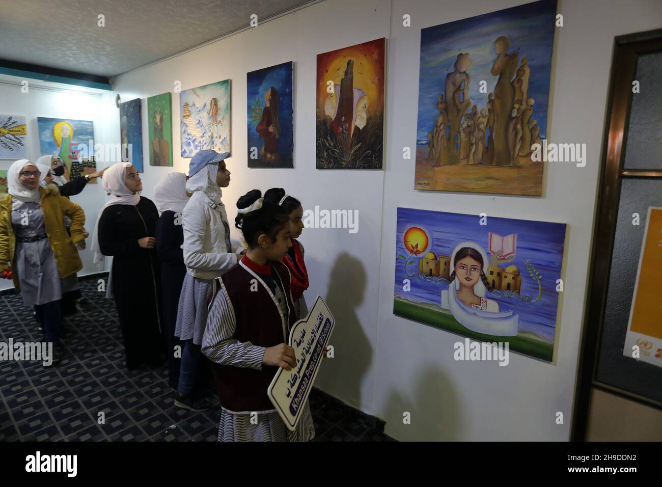 Am 6. Dezember 2021 besuchen Palästinenser im Rahmen einer Kampagne zur Sensibilisierung für Gewalt gegen Frauen im Gazastreifen eine Kunstausstellung. Stockfoto