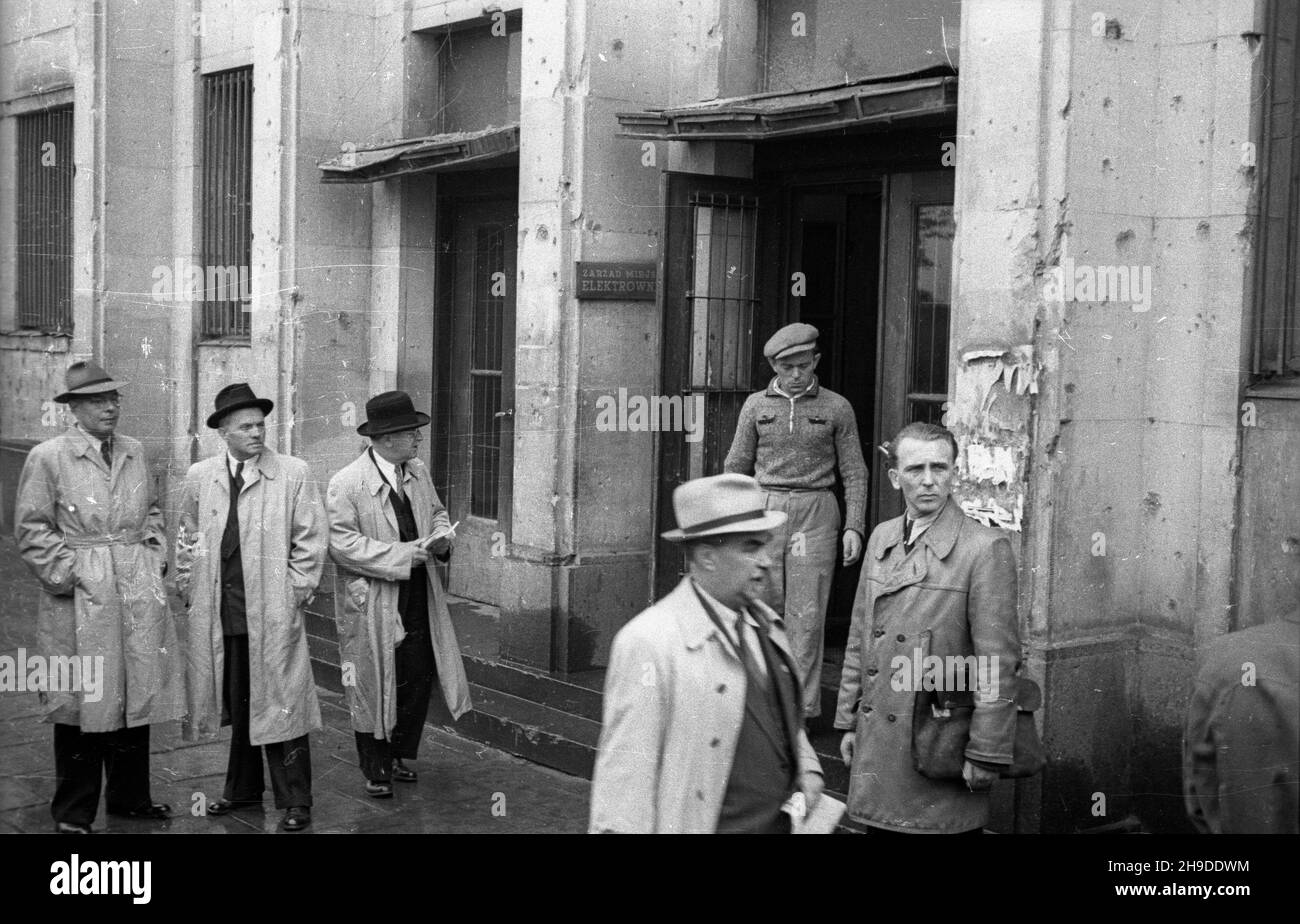 Warszawa, 1947-09-30. Wizyta prezydentów stolic pañstw s³owiañskich w Warszawie. NZ. m.in. Prezydent Warszawy Stanis³aw To³wiñski (3P), Prezydent Pragi, stolicy Republiki Czechos³owackiej (CSR), Vaclav Vacek (3L) przed Elektrowni¹ Warszawsk¹ na Powiœlu. bk/mgs PAP Warschau, 30. September 1947. Besuch der Bürgermeister der Hauptstädte der slawischen Länder in Warschau. Im Bild: Warschauer Bürgermeister Stanislaw Tolwinski (3rd rechts), Bürgermeister von Prag, der Hauptstadt der Tschechoslowakei, Vaclav Vacek (3rd links) vor dem Warschauer Kraftwerk im Bezirk Powisle. bk/mgs PAP Stockfoto