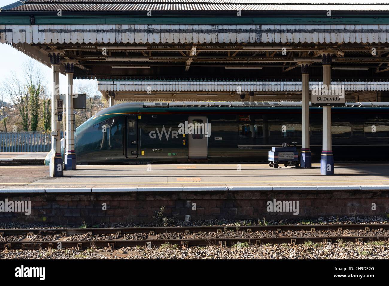 Exeter, Devon, England, Großbritannien. 2021. Ein GWR-Personenzug der Klasse 802 113 auf einem Bahnsteig am Bahnhof von Exeter St David. Stockfoto