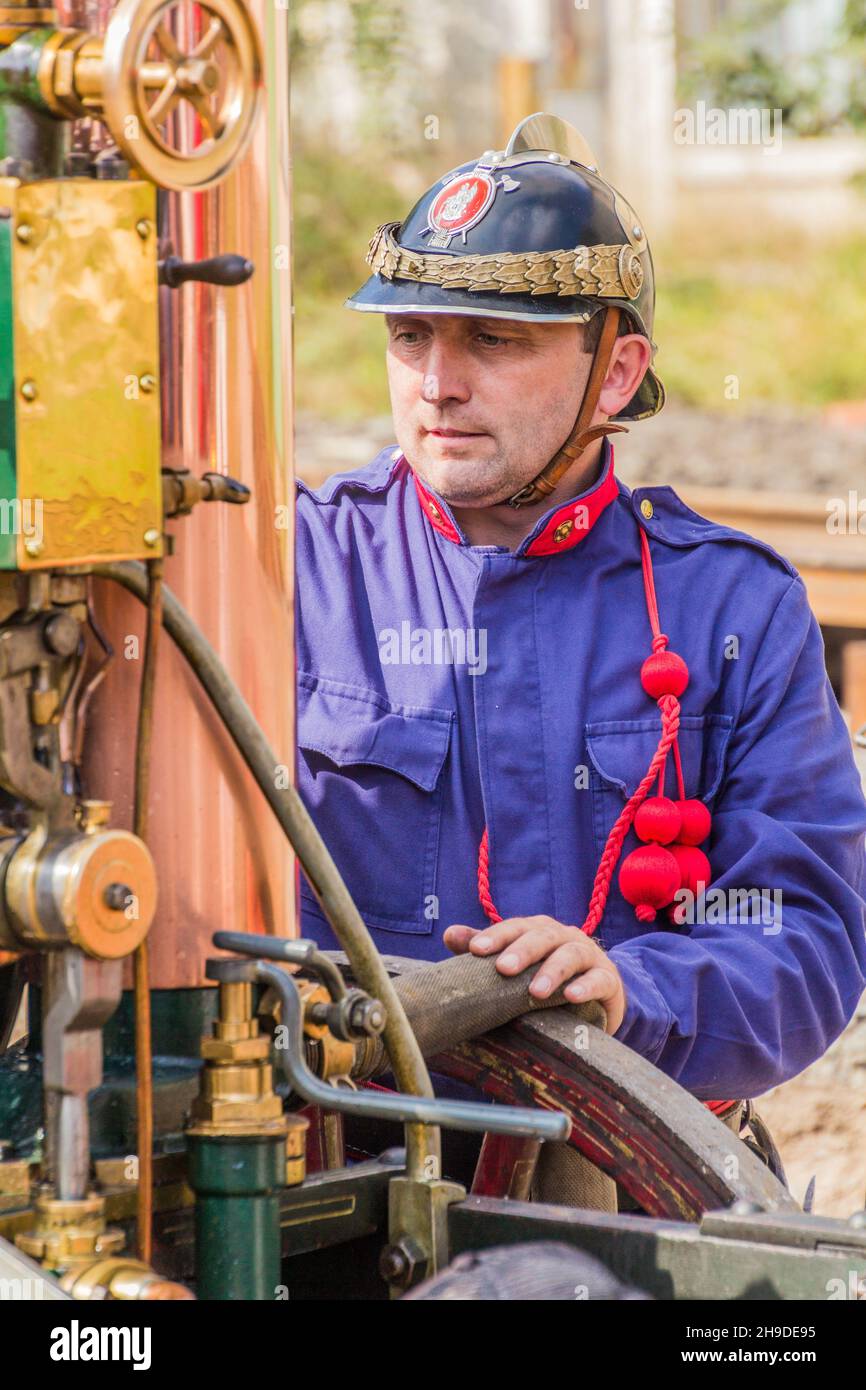 ZAMBERK, TSCHECHIEN - 15. SEPTEMBER 2018: Feuerwehrmann in traditioneller Uniform mit Dampfpumpenfeuerwerk in den alten Maschinen und Technologien Stockfoto