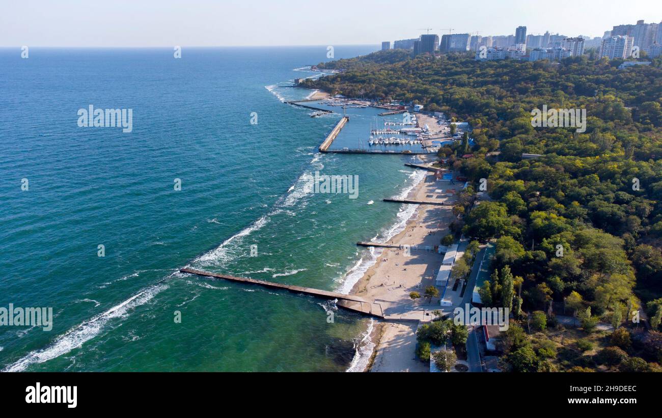 Menschen, die am Sandy Beach spazieren und sich entspannen. Lufttrohnenblick Über Öffentlichen Strand Stockfoto