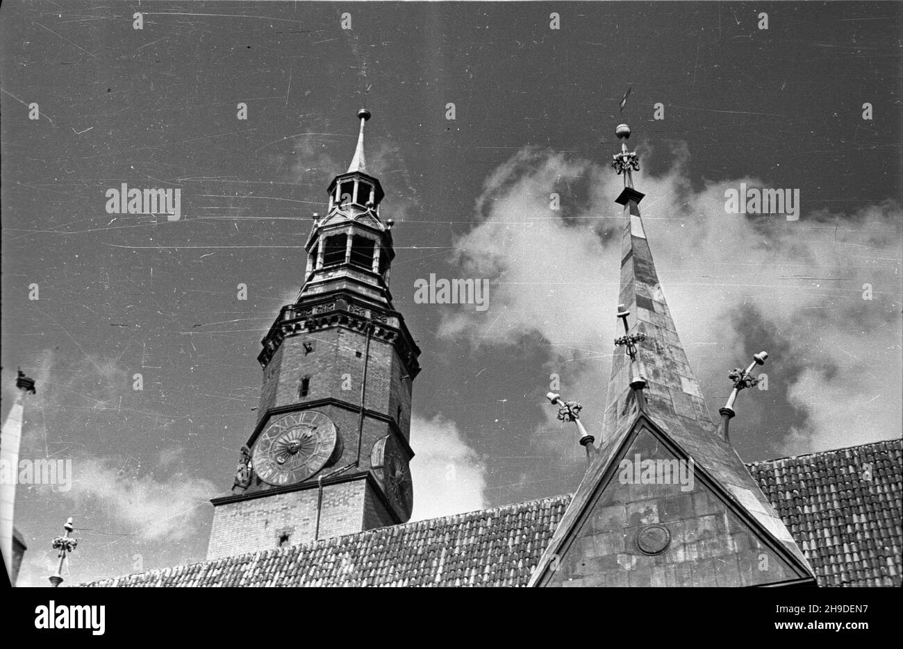 Wroc³aw, 1947-10. PóŸnogotycki ratusz na rynku. W trakcie wojny dozna³ stosunkowo niewielkich zniszczeñ. NZ. Wie¿a o wysokoœci 67 metrów nakryta renesansowym he³mem. Z prawej miedziany he³m wykuszu. wb/gr PAP Dok³adny dzieñ wydarzenia nieustalony. Breslau, 1947. Okt. Spätgotisches Rathaus auf dem Marktplatz. Relativ wenig beschädigt während des Krieges. Im Bild: 67-Meter-Turm mit Renaissance-Kuppel bedeckt. Auf der rechten kupfernen Kuppel des Erker-Fensters. wb/gr PAP Stockfoto