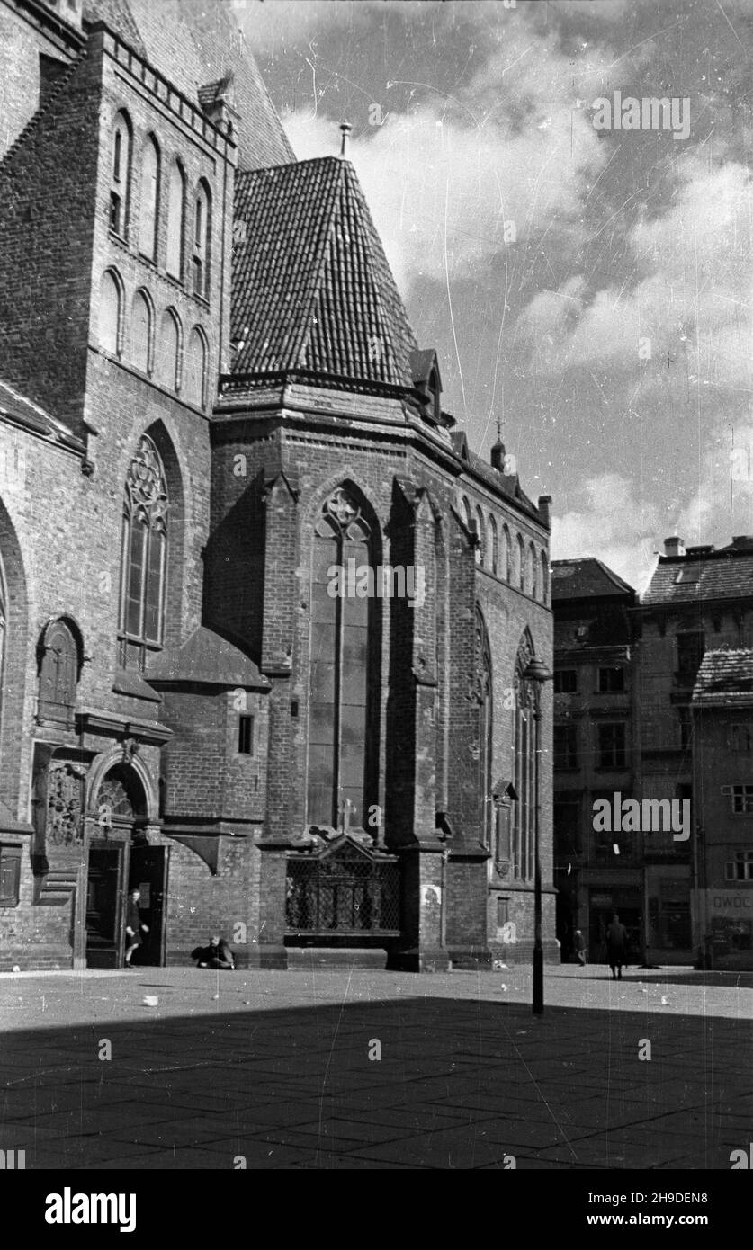 Wroc³aw, 1947-10. Gotycki koœció³ œw. El¿biety (garnizonowy) na placu pomiêdzy ulicami Kie³baœnicz¹, Odrzañsk¹, œw. Miko³aja i œw. El¿biety. NZ. widok na stronê po³udniow¹ koœcio³a. wb/gr PAP Dok³adny dzieñ wydarzenia nieustalony. Breslau, 1947. Okt. Gotische St.-Elisabeth-Kirche auf dem Platz zwischen Kielbasnicza, Odrzanska, SW. Mikolaja und SW. Elzbiety Straßen. Bild: Südseite der Kirche. wb/gr PAP Stockfoto